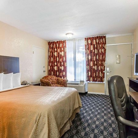 Quality Inn Ada Near University Kültér fotó